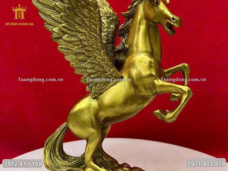 Ngựa được đúc theo dáng ngựa hí như đang chuẩn bị bay